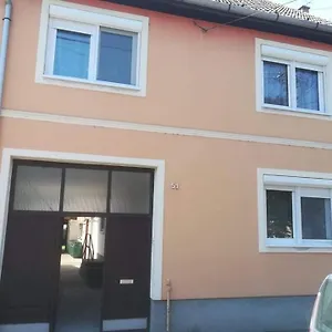 Nyaraló Family House, Eger